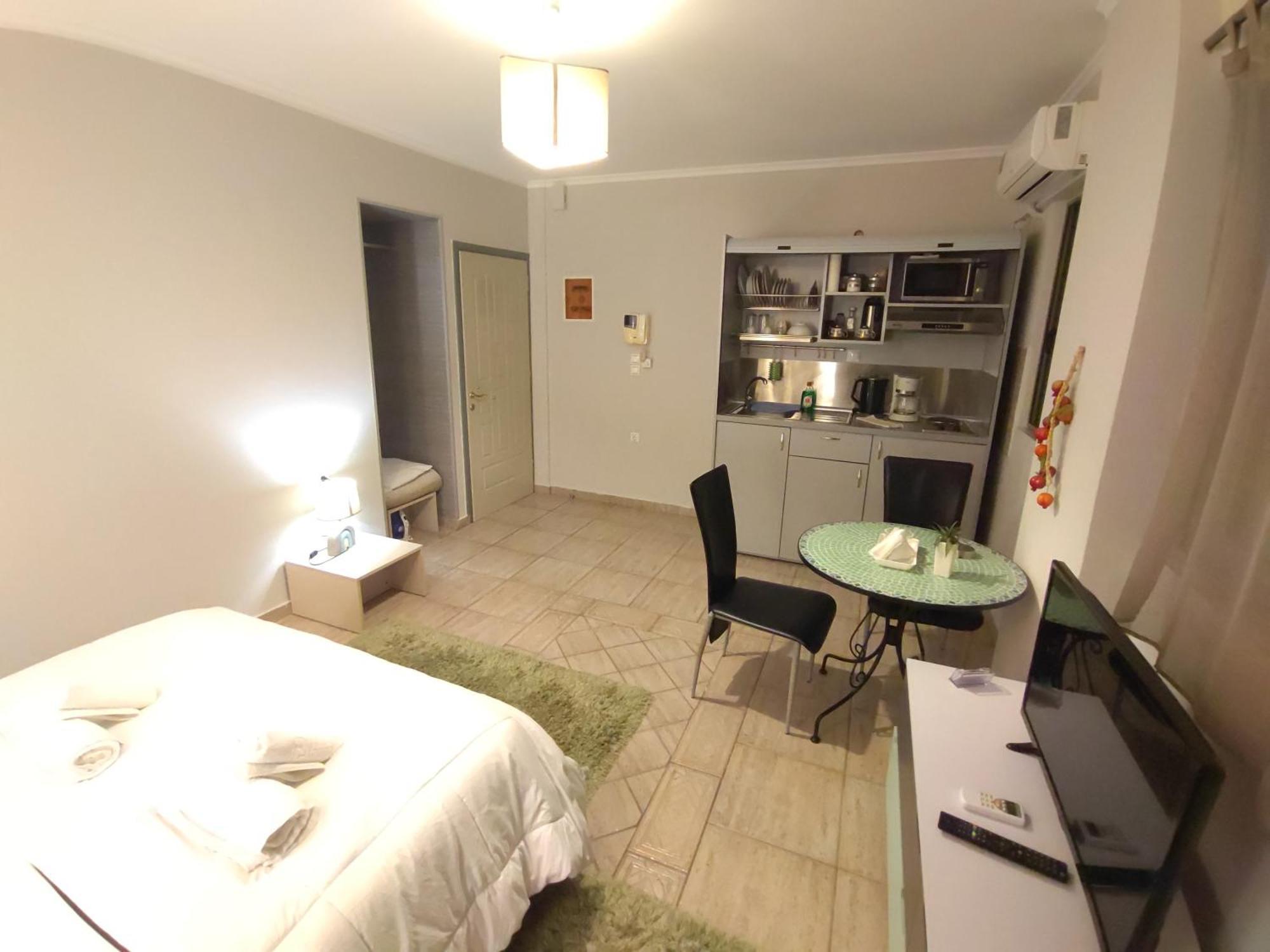 Central Studio - Fully Equiped. Ideal For Couples 파트라 외부 사진