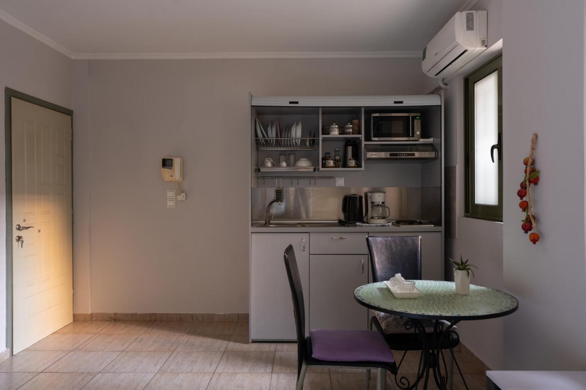 Central Studio - Fully Equiped. Ideal For Couples 파트라 외부 사진